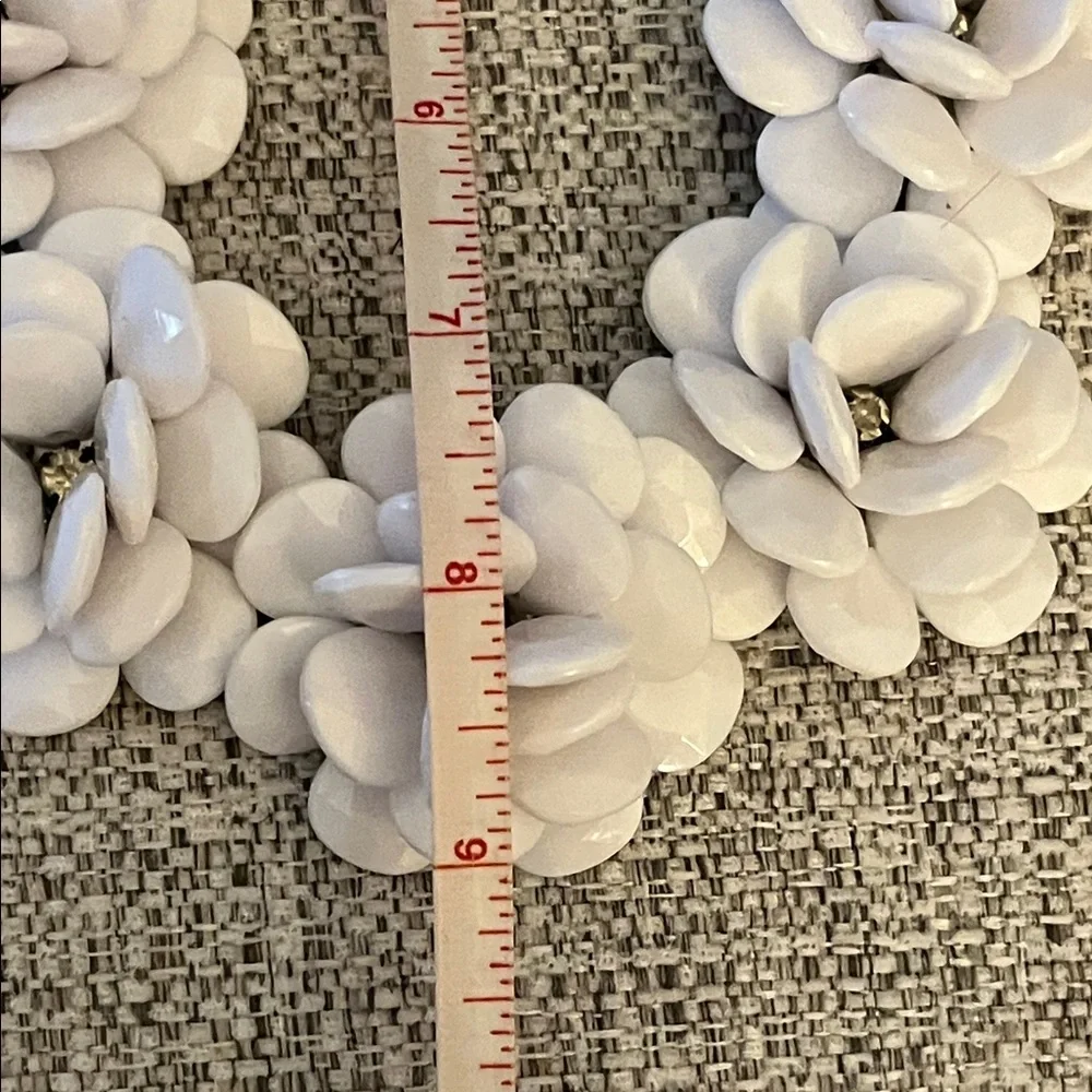 Vintage‎ Resin White Floral Necklace with Center Rhinestones